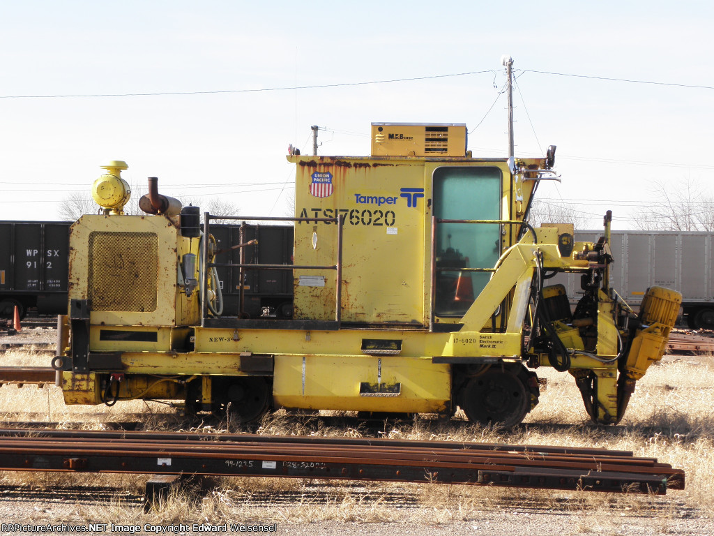 Mark II Electromatic switch tamper sleeps on the east side near 119th St.